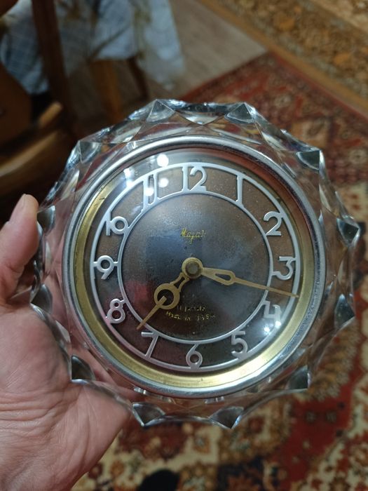 Продам часы древние СССР