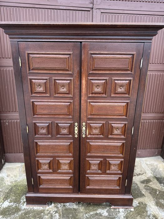 Класически дървен шкаф с две врати