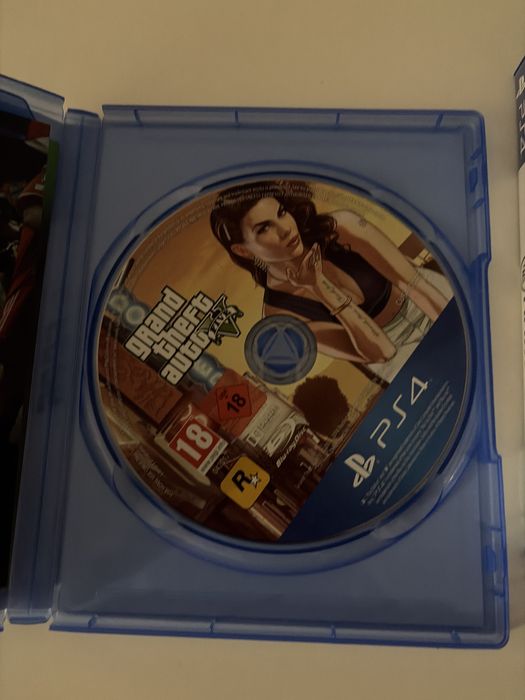Playstation 4 slim  1Tb с игри и джойстик