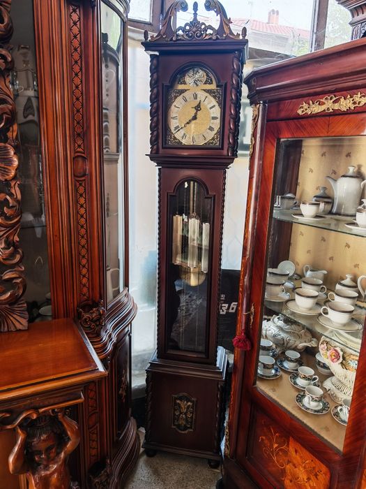 Красив паркетен часовник