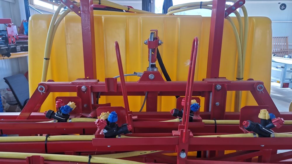 Tad Len1000л Пръскачка с 15м крила хидравлично повдигане на крилата,