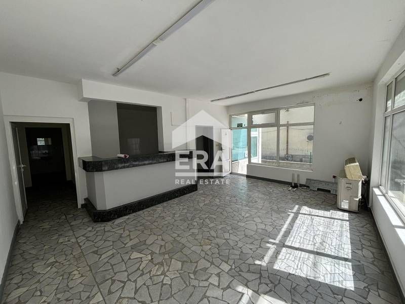 Голямо търговско помещение на хубава локация