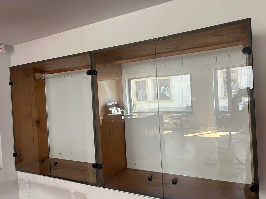 LICHIDARE: Mobilier comercial LEMN MASIV și sticlă (6 piese) – Centru Cluj (Parter)