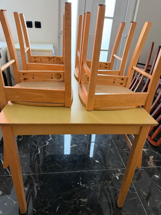 Masa cu 6 scaune și cu 4 scaune