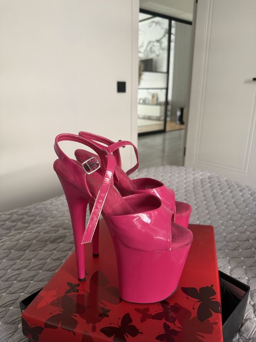 Продам стрипы тройки Pleaser