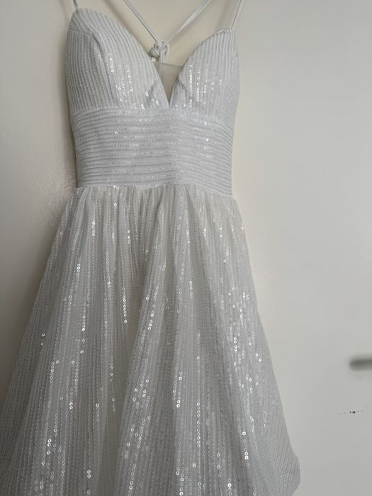 Бяла ефектна къса рокля