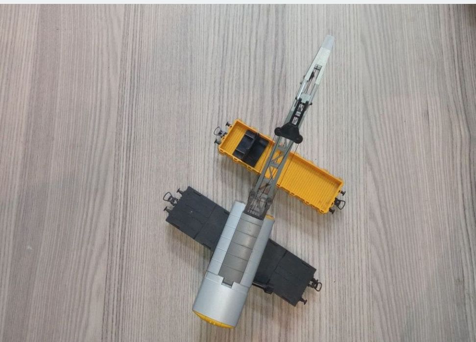 vagon platforma + macara Roco scara 1:87, H0
Roti metalice izolate 

v