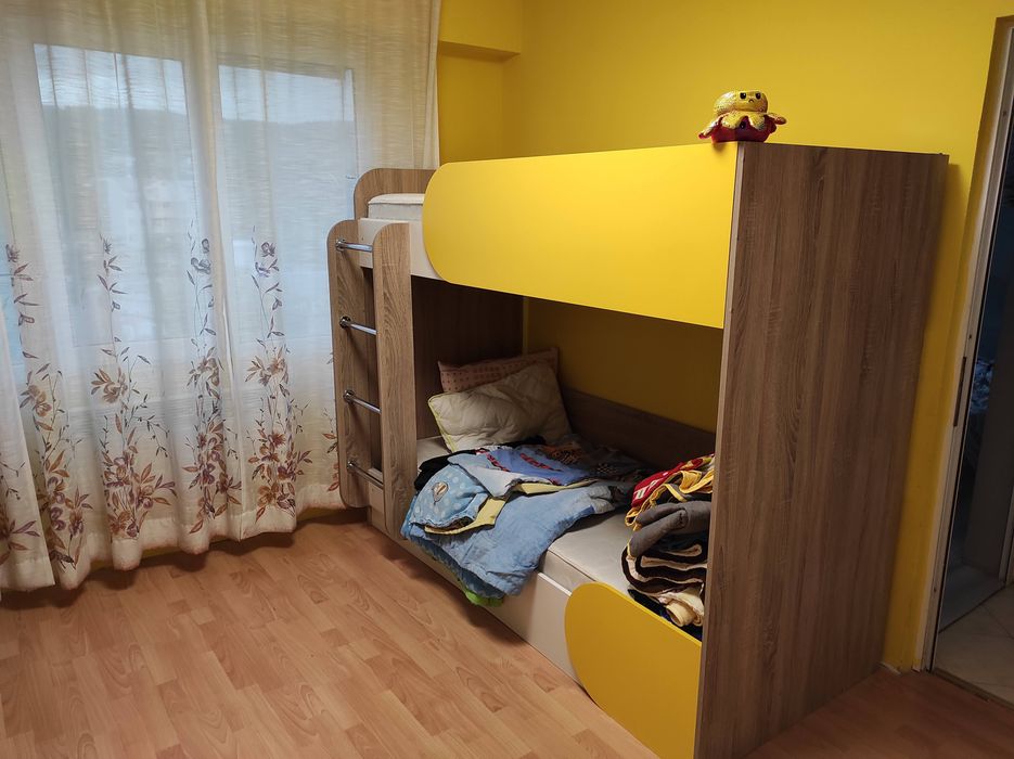 Продавам двуетажно легло