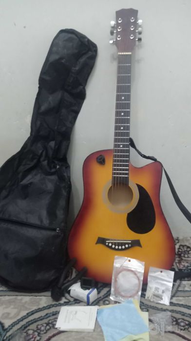 Gitara akkostik gitara
