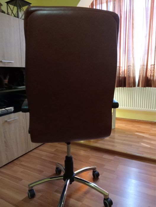 Scaun directorial Maro