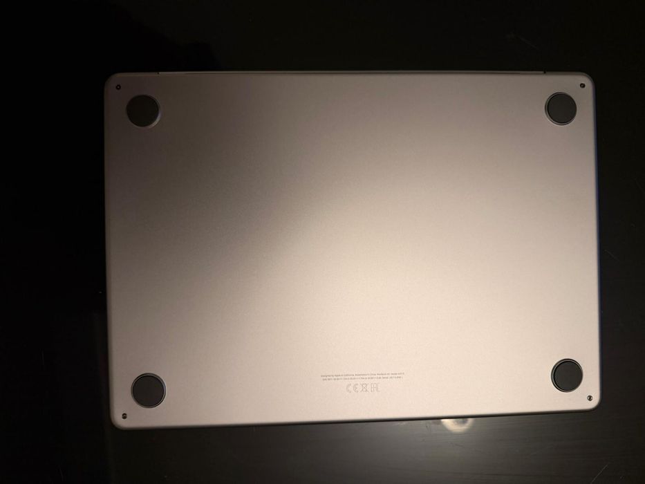 Vând MacBook Air 13.6