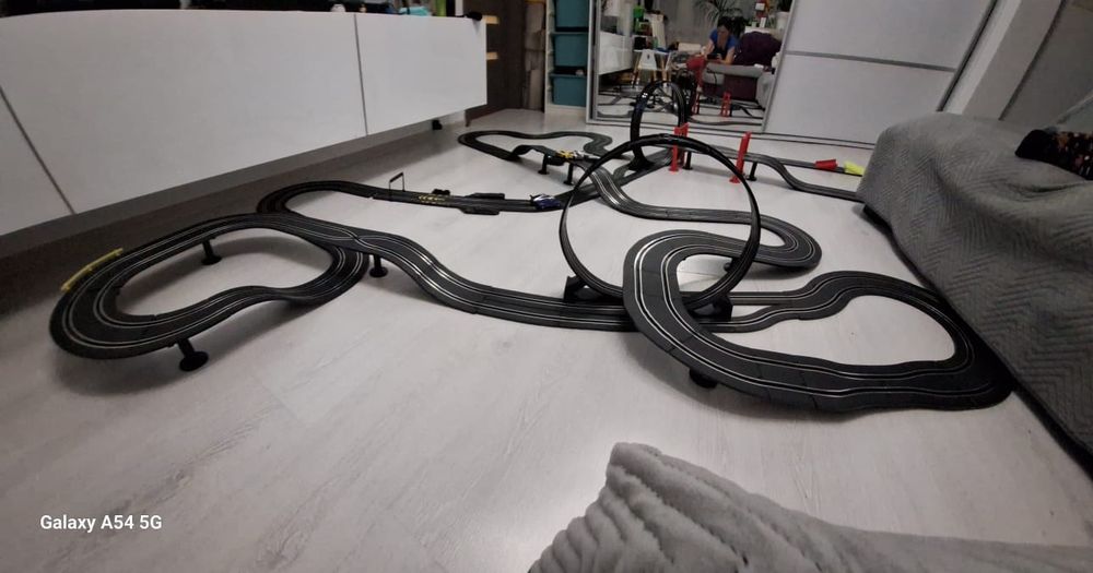 Pista este foarte mare, folosită, dar în stare bună