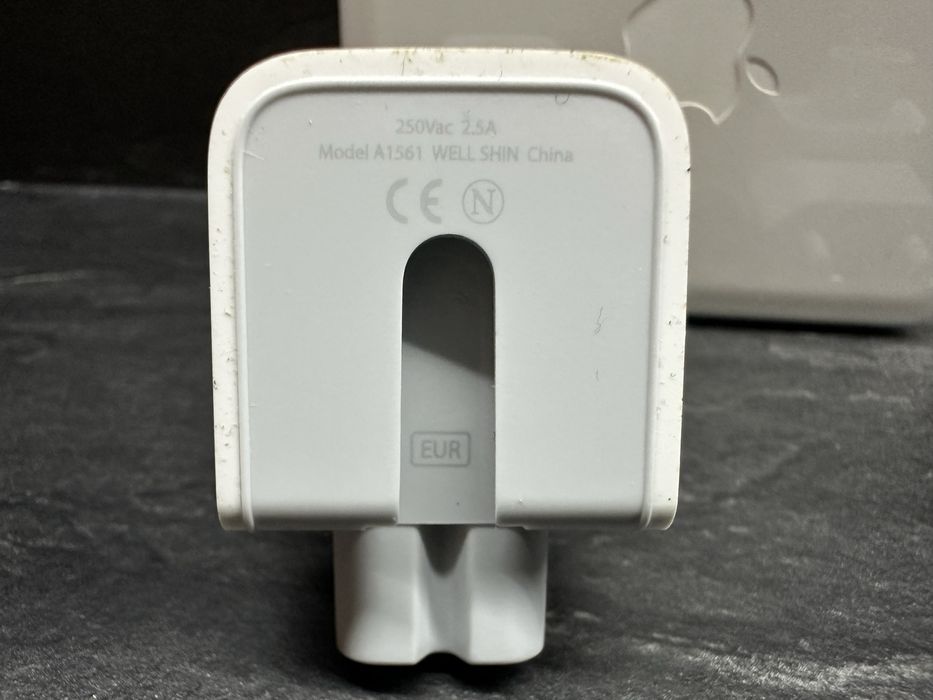 Apple MagSafe 140w адаптер + кабел за зареждане.