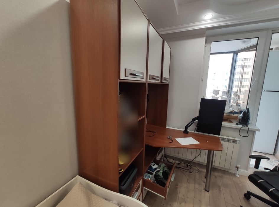 Шкаф с влитым столом