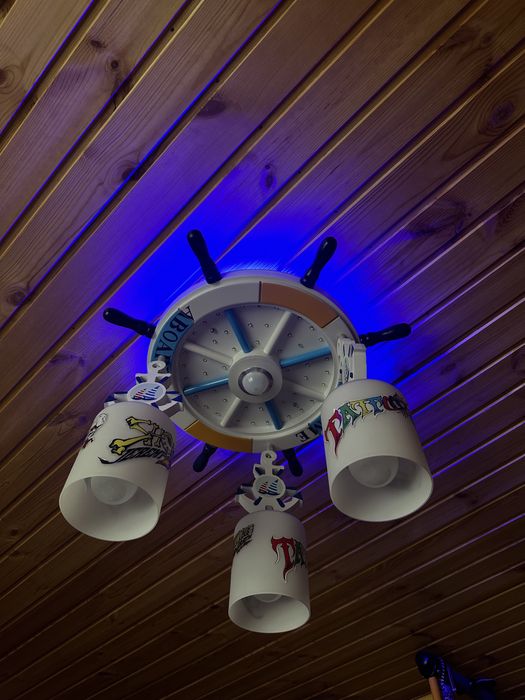 Продам люстры для зала