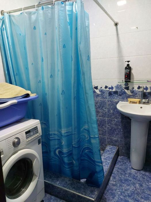 Uy sotiladi Qoratoshda 1 etaj 3 xonali.