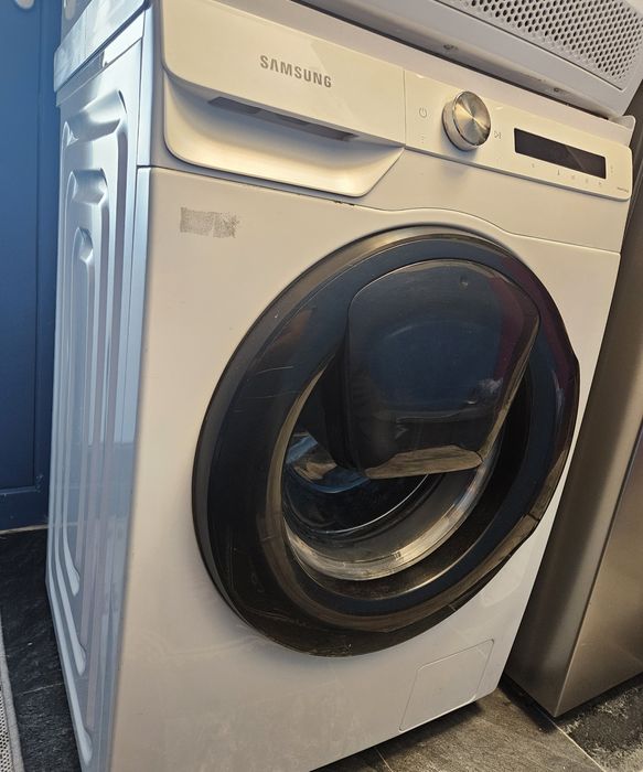 Vând mașina de spălat Samsung cu încărcare frontala.