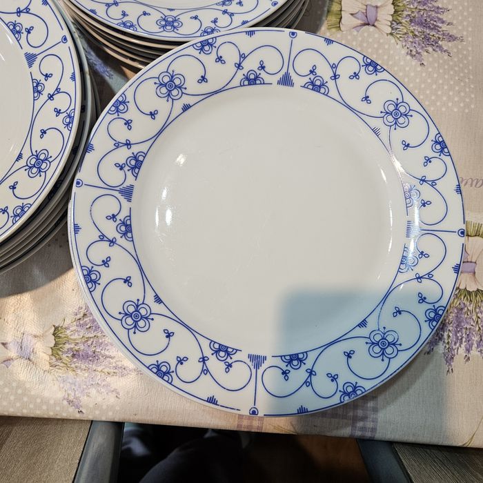 Vând seturi farfurii pentru 6 persoane