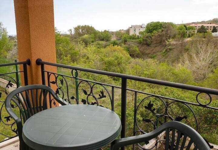 Дава се под наем Двустаен апартамент в Варна, Бизнес хотел - 60 кв.м за 306 € - Снимка #1