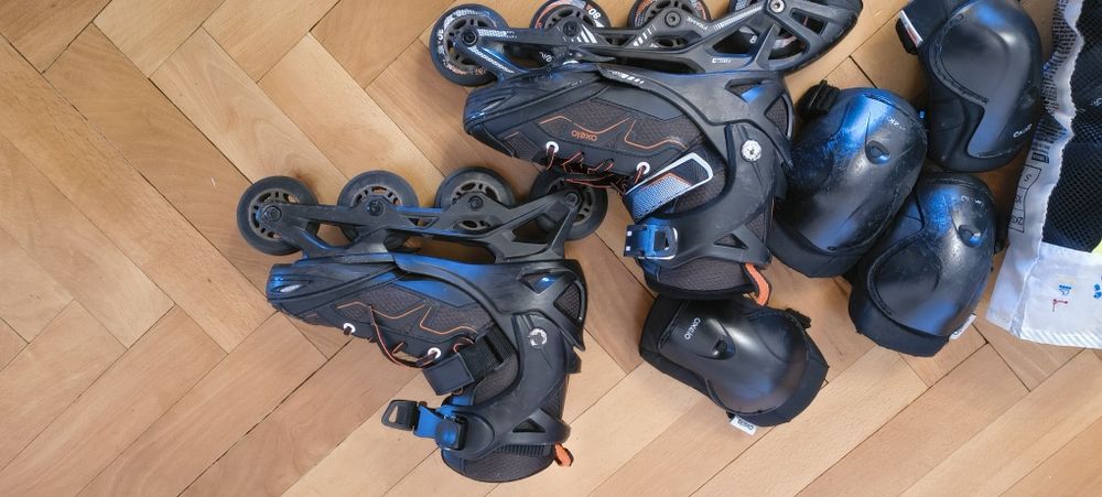 Vând role ajustabile + set protecție + cască 
Role cu