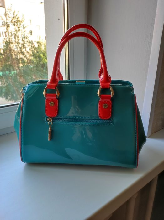 Продам женскую сумочку