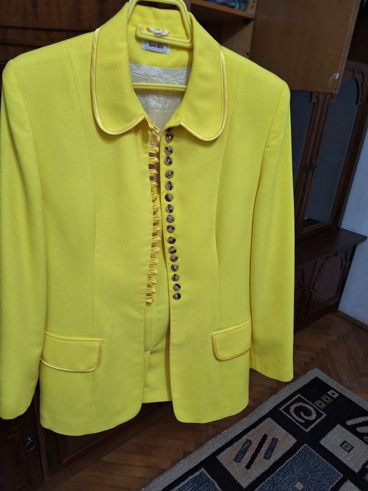 Vând  costum impecabil  de la INEDIT! Este de o eleganta  desăvârșită
