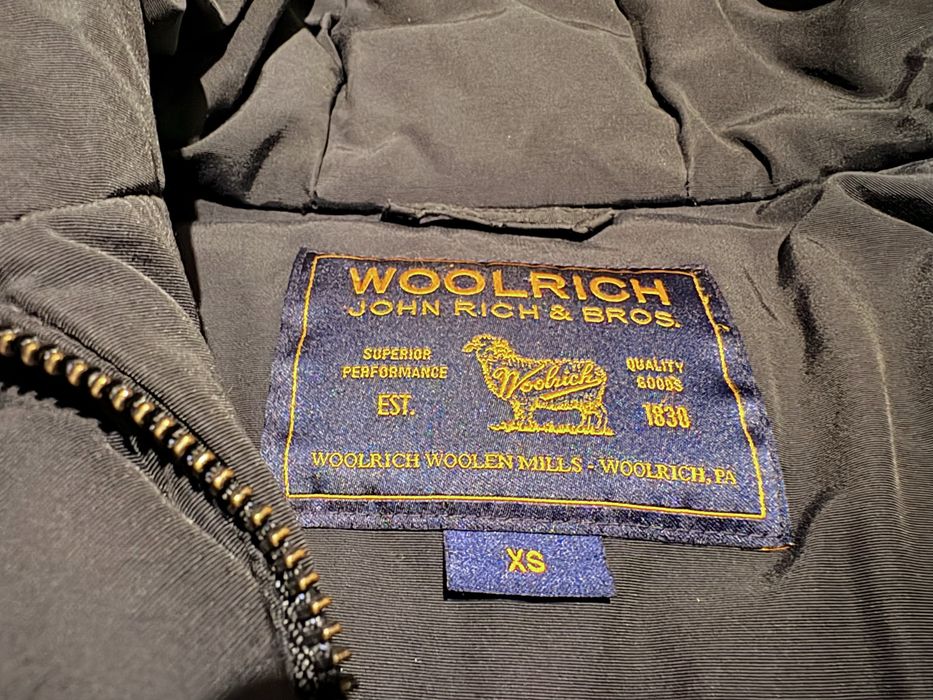 Geacă premium de iarnă Woolrich, femei, bleumarin, cu glugă și blană, purtată