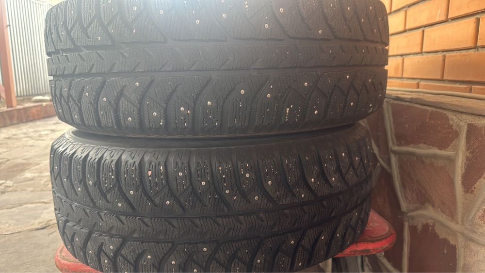 Зимните колеса с шипами с дисками 265/65/R17