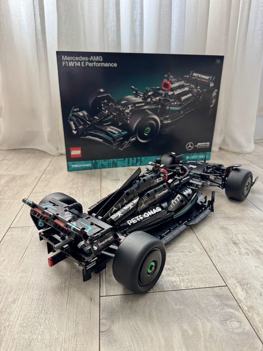 Lego technic f1 42206 и 42171 mercedes redbull ново