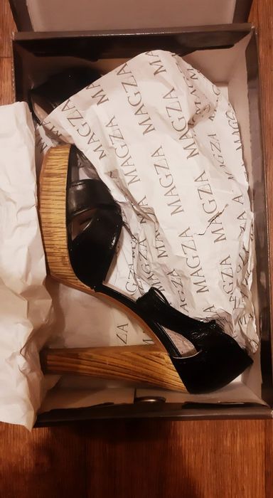 Босоножки. Высокий каблук.