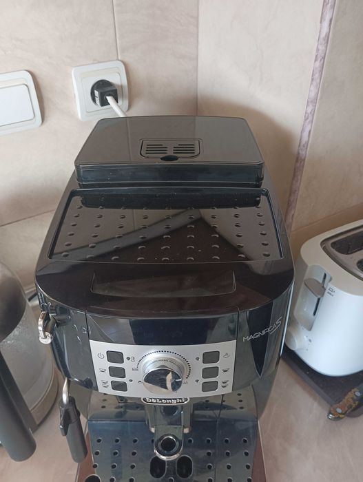 Кафеавтомат DeLonghi ECAM 22.112.B Magnifica S НОВА с комлект Филтри за вода и 500мл Декалцификатор