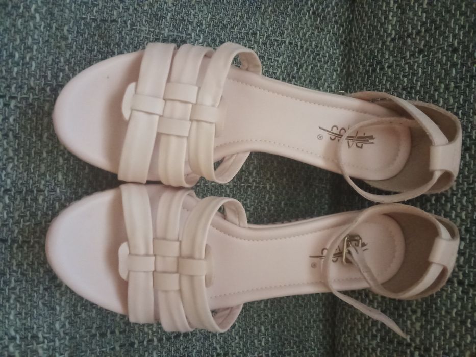 Sandale model superb din piele naturala,250 de Ron, mărimea 38