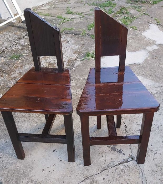 Два ръчно изработени дървени стола