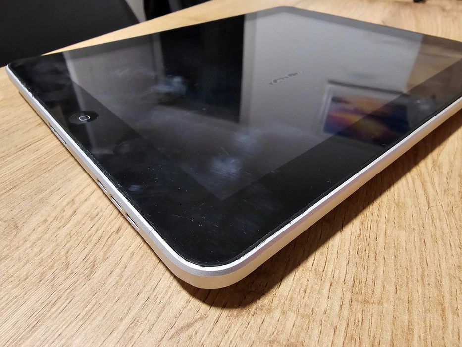 Apple iPad 1st Gen (A1337 EMC 2328) 64GB + 3G – За части / Подута батерия