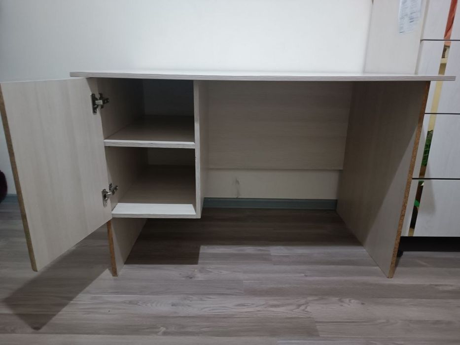 Stol sotiladi / Uy va ofis uchun qulay stol holati aʼlo