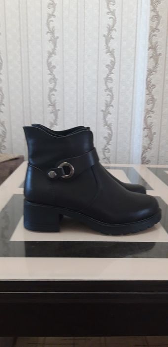 Продам женские ботинки, весна- осень.