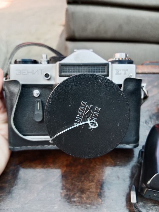 Фотоаппараты плёночные  Зенит и Коника.