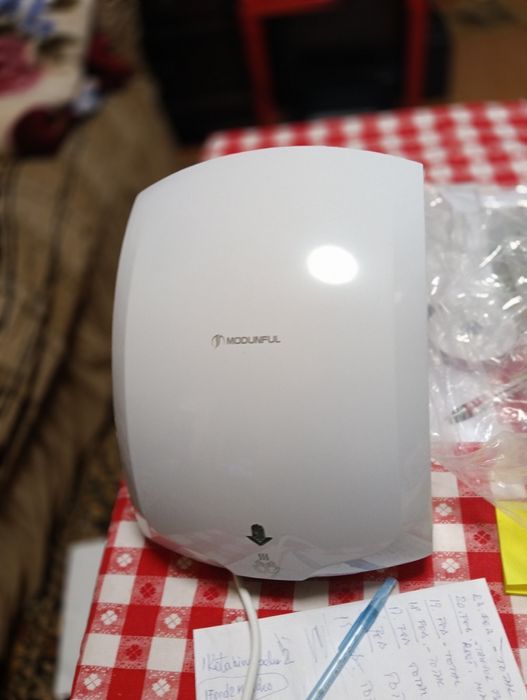 Uscător de mâini automat