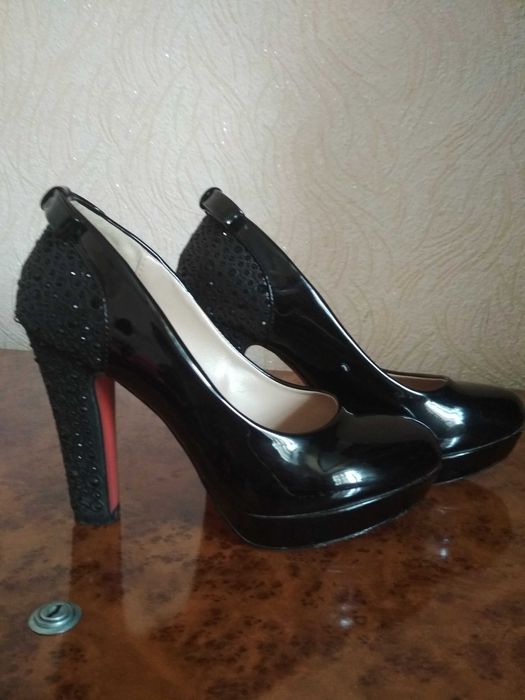 Kablukli tufli qora towli