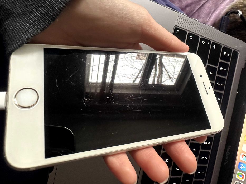 Това е iPhone 6S rosegold 64gb ползван нова батерия на 100% отключен