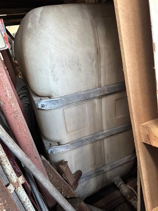 Vând bazin 2 tone din plastic și unul de 1 tonă