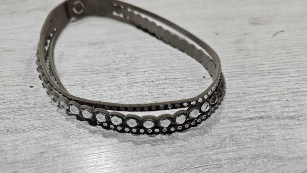 Колие Чокър със светло сива кожа и кристали Swarovski