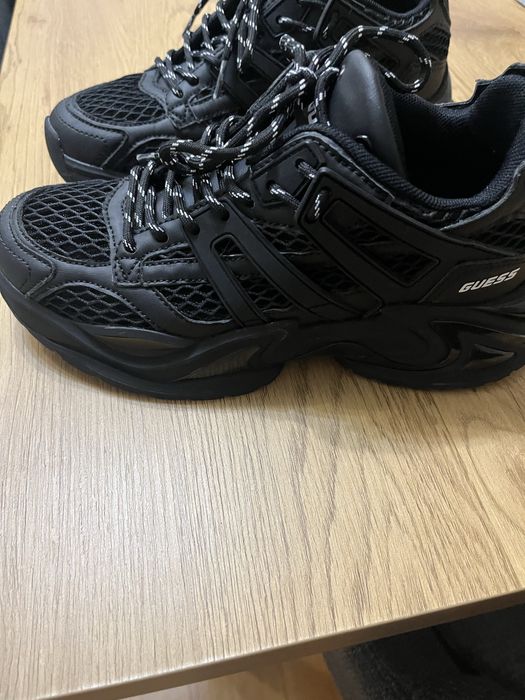 Adidasi femei guess