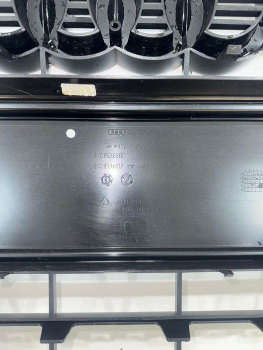 Решётка радиатора Аudi А4 В8 оригинал
8K0 quattro
