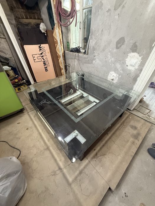 Прадам стол 1.25 м в хорошел состоянии с толстым стеклом