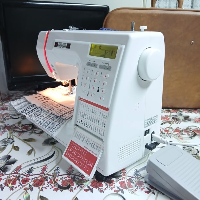 Masina de cusut VERITAS cu butoniera automata dintr-un singur pas