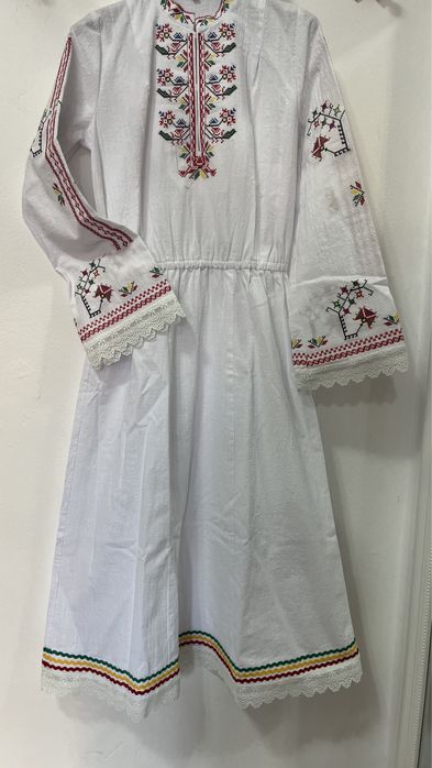 Риза към носия от памучен плата с бродерия