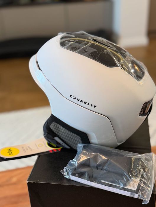 Дамска ски/сноуборд каска Oakley MOD5 – НОВА, размер M