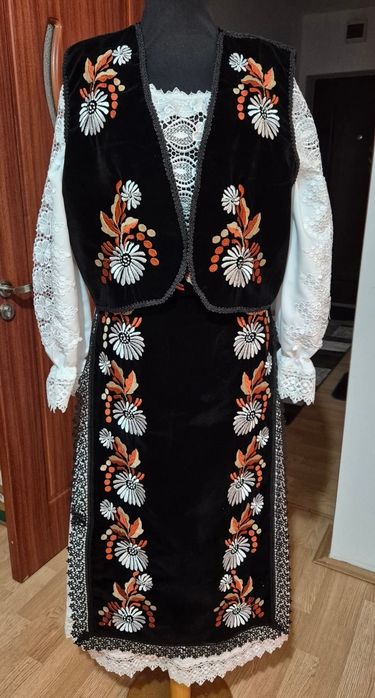 Costum femei disponibil M L