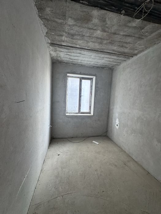 2 qavatda 3 xonali 76 kvadrat kvartira sotiladi